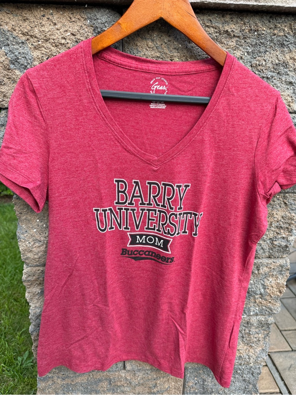 Barry University Mom Red V-Neck T-Shirt Size: Large